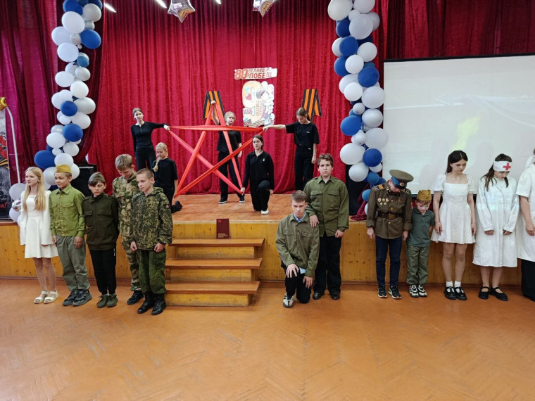 Военно-патриотическая песня ожила на сцене гимназии.